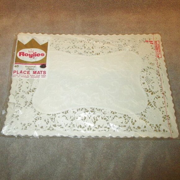 NOS Vintage ROYLIES Paper Lace PLACEMATS Lot Of 45 DOILIES Centerpiece 70s Table - Picture 1 of 7
